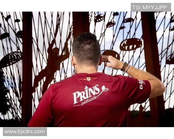 足球巨星穿军装现身引关注 震撼全球球迷的背后故事揭秘